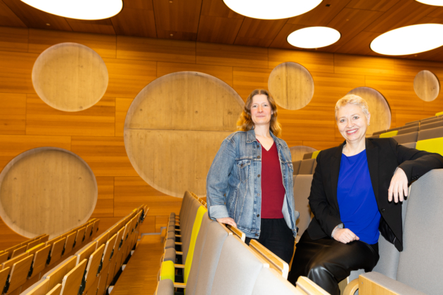 Prof. Dr. Charlotte Uetrecht (li.), Wissenschaftliche Direktorin des Centre for Structural Systems Biology (CSSB), und Prof. Dr. Beate Heinemann, Leiterin des Deutschen Elektronen-Synchrotrons (DESY)