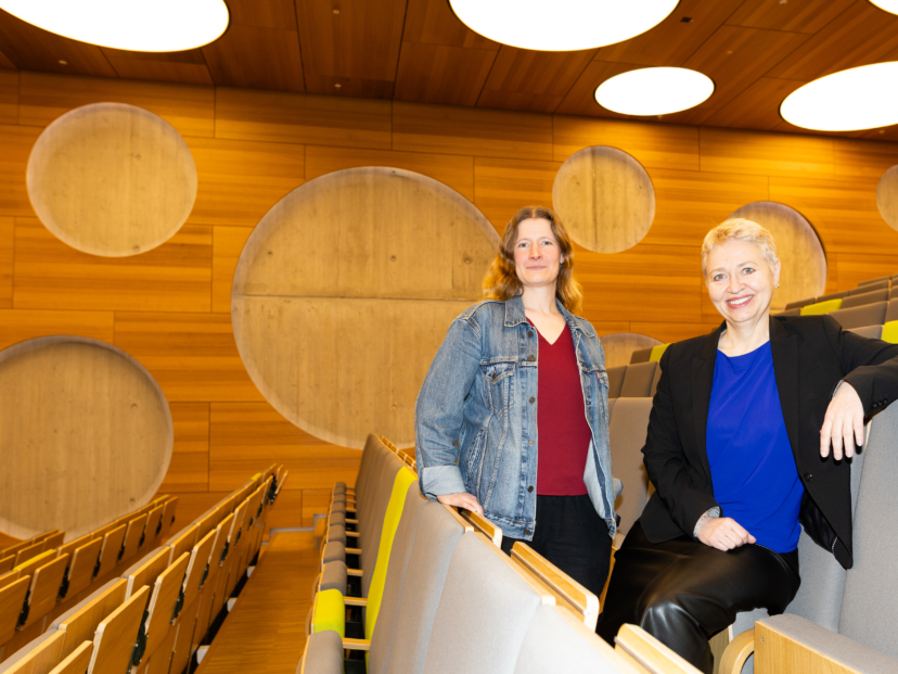 Prof. Dr. Charlotte Uetrecht (li.), Wissenschaftliche Direktorin des Centre for Structural Systems Biology (CSSB), und Prof. Dr. Beate Heinemann, Leiterin des Deutschen Elektronen-Synchrotrons (DESY)