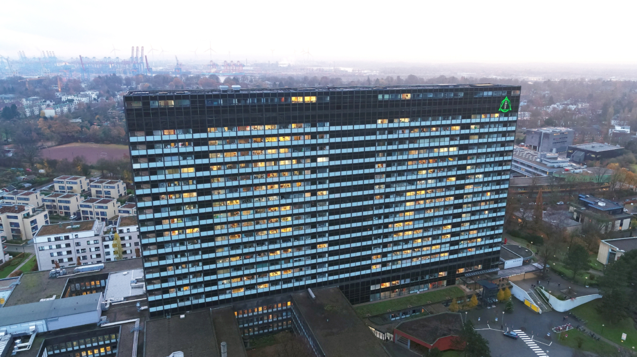 Die Asklepios Klinik Altona mit etwa 629 Betten verfügt über mehr als 20 medizinische Fachabteilungen und beschäftigt 1700 Mitarbeitende. Jedes Jahr werden dort über 90&nbsp;000 Personen behandelt – stationär und ambulant.