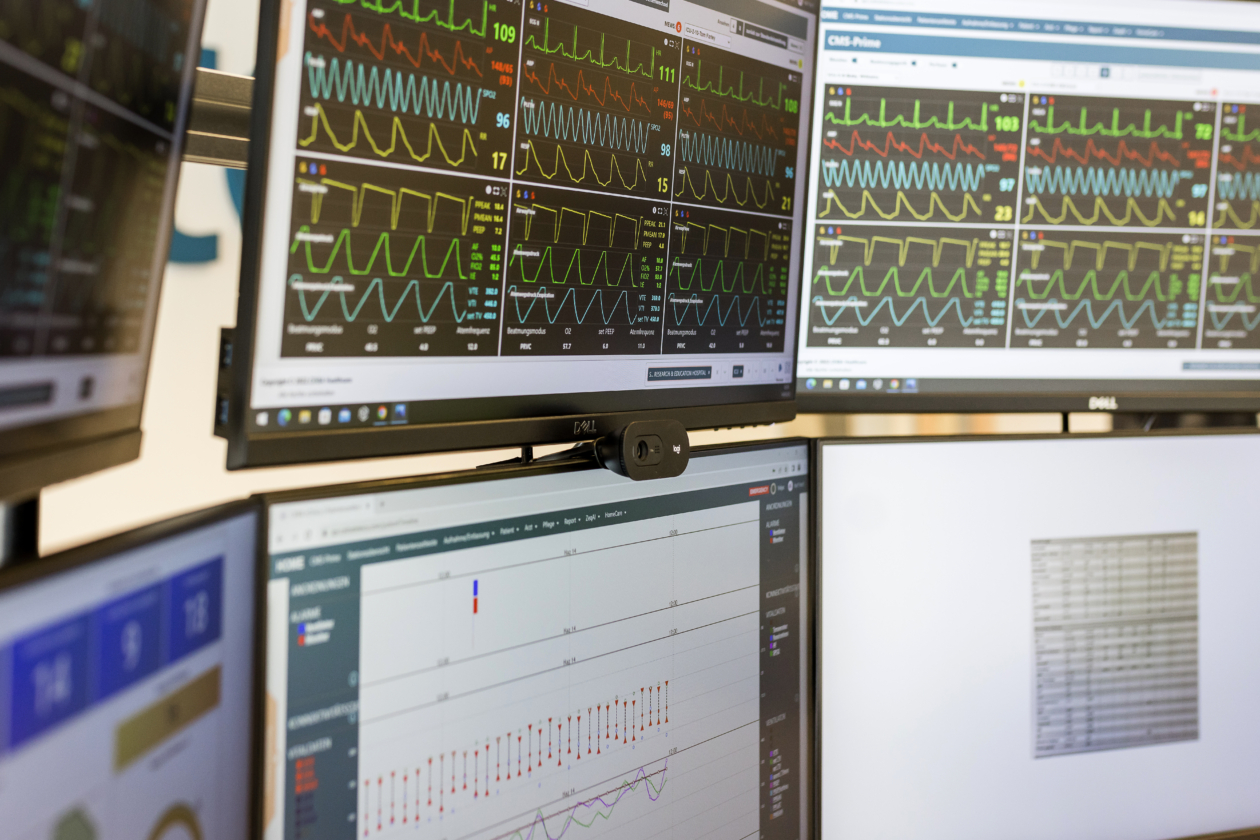 Telemedizin als Brücke zwischen den Sektoren: Das Hamburger Unternehmen TCC vernetzt Kliniken, Praxen und Pflegeeinrichtungen per Telekonsil – mit KI-gestütztem Austausch von Befunden, Röntgenbildern oder EKG-Daten.