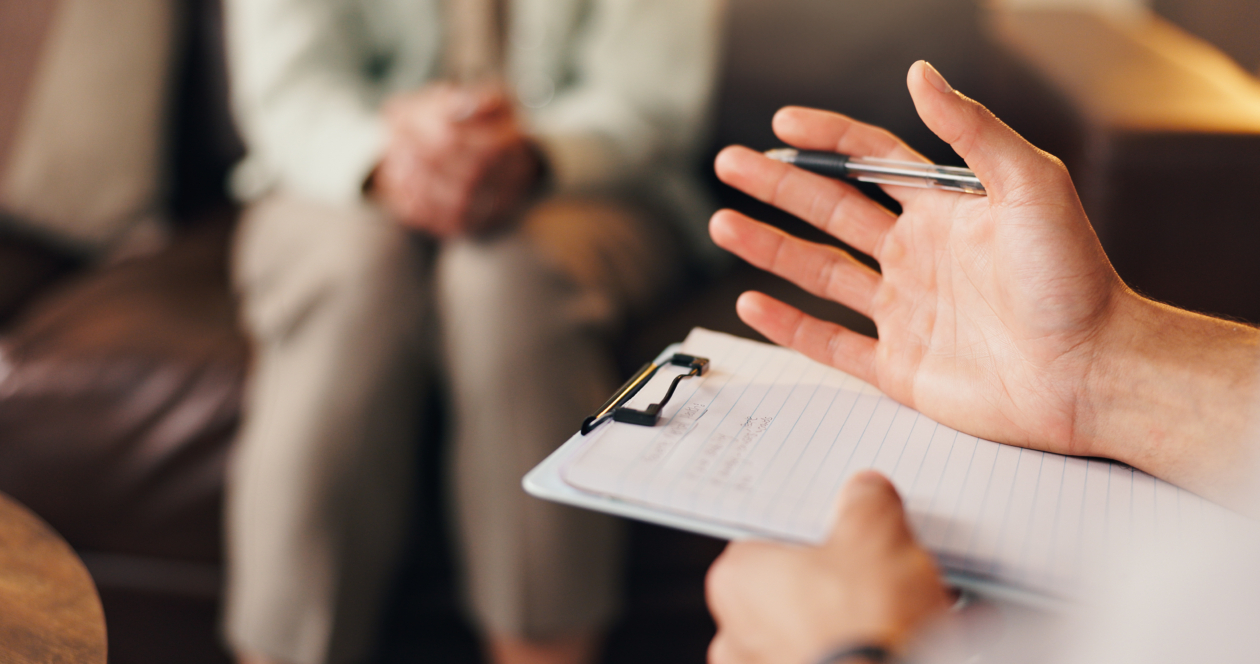 Um Konflikte im Unternehmen bewältigen zu können, ist nicht selten psychologische Beratung hilfreich. Wichtige Arbeitselemente für die Beratenden sind unter anderem die Vorgespräche, das aktive Zuhören auf Augenhöhe und die Zielvereinbarungen. Die Teilnahme an einer Mediation sollte unbedingt freiwillig sein, denn nur dann ist eine konstruktive Lösung wahrscheinlich.