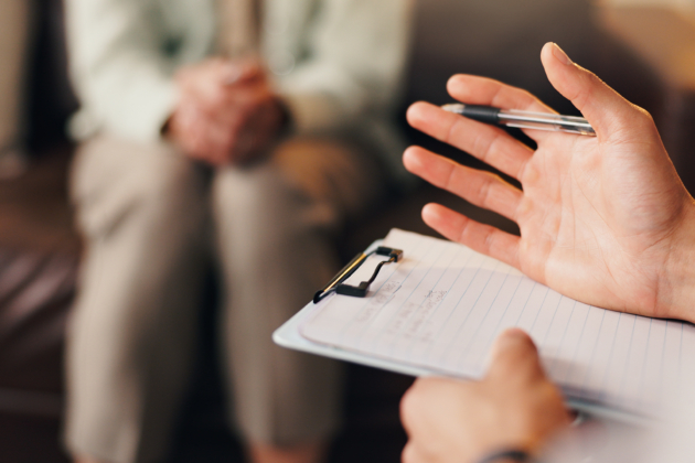 Um Konflikte im Unternehmen bewältigen zu können, ist nicht selten psychologische Beratung hilfreich. Wichtige Arbeitselemente für die Beratenden sind unter anderem die Vorgespräche, das aktive Zuhören auf Augenhöhe und die Zielvereinbarungen. Die Teilnahme an einer Mediation sollte unbedingt freiwillig sein, denn nur dann ist eine konstruktive Lösung wahrscheinlich.