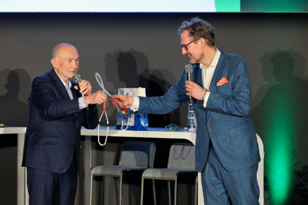 Starkes Symbol: Präses Prof. Norbert Aust überreicht ein gedrucktes 3D‑Stethoskop an Keynote-Speaker Dr. Eckart von Hirschhausen.