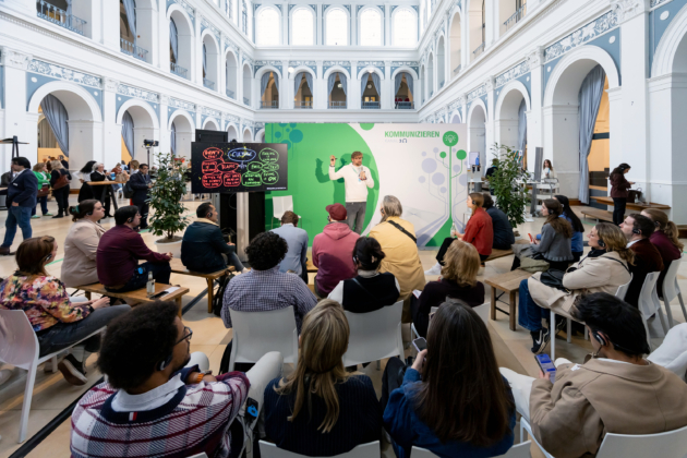 Wie kommuniziert man Fehler im Unternehmen richtig? Darüber informierte Robert Radloff, Geschäftsführer von Fuckup Nights Hamburg.