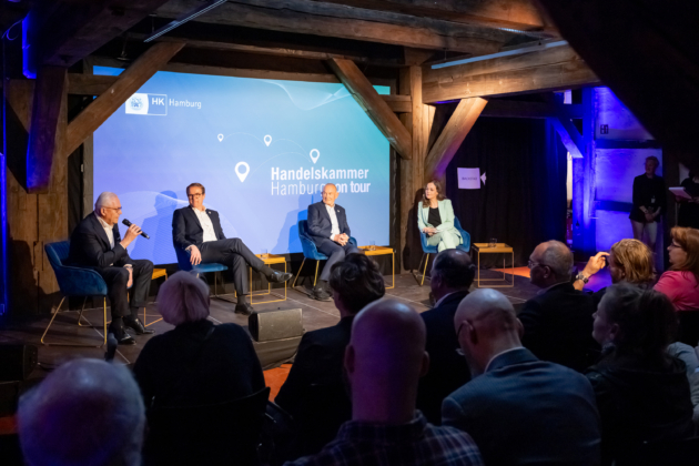 Unter anderem diskutierten bei „Handelskammer on tour“ in Harburg Ex-Bahnchef Prof. Dr. Rüdiger Grube, Handelskammer-Hauptgeschäftsführer Dr. Malte Heyne und Handelskammer-Präses Prof. Norbert Aust. Harriet von Waldenfels übernahm die Moderation (v. li.)