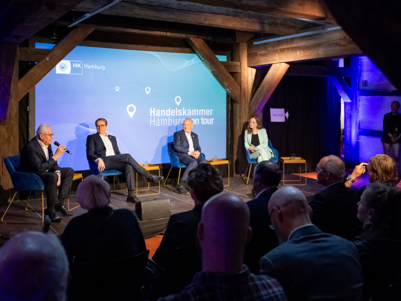 Unter anderem diskutierten bei „Handelskammer on tour“ in Harburg Ex-Bahnchef Prof. Dr. Rüdiger Grube, Handelskammer-Hauptgeschäftsführer Dr. Malte Heyne und Handelskammer-Präses Prof. Norbert Aust. Harriet von Waldenfels übernahm die Moderation (v. li.)