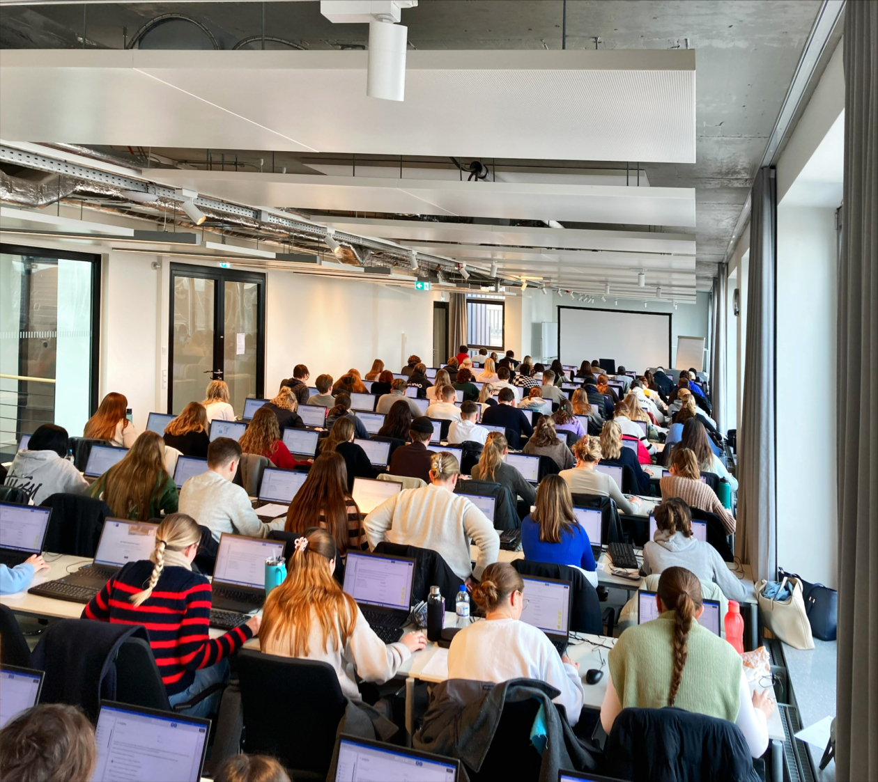 Seit Herbst 2023 nimmt die Handelskammer Zwischenprüfungen in 14 Ausbildungsberufen digital in der HKBiS ab, es entstehen weder Papier- noch Kurierkosten.