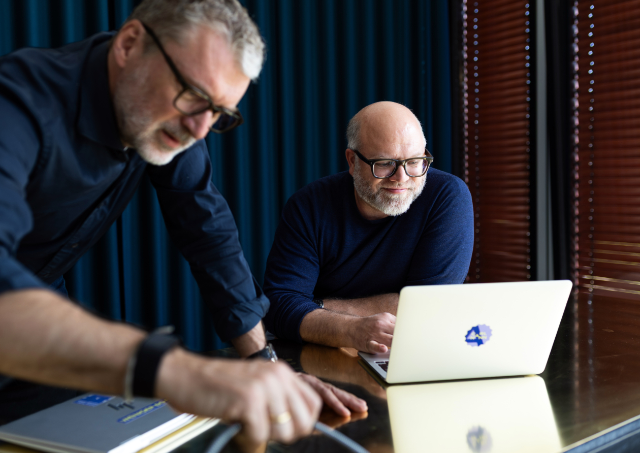 Michael Carl (li.) und Christoph Nann führen gemeinsam die CarlNann GmbH. Gegründet wurde die in der HafenCity ansässige Agentur für Markenführung vor 150 Jahren.