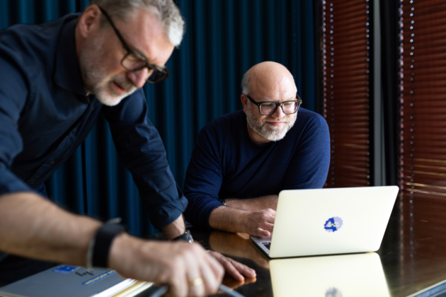 Michael Carl (li.) und Christoph Nann führen gemeinsam die CarlNann GmbH. Gegründet wurde die in der HafenCity ansässige Agentur für Markenführung vor 150 Jahren.