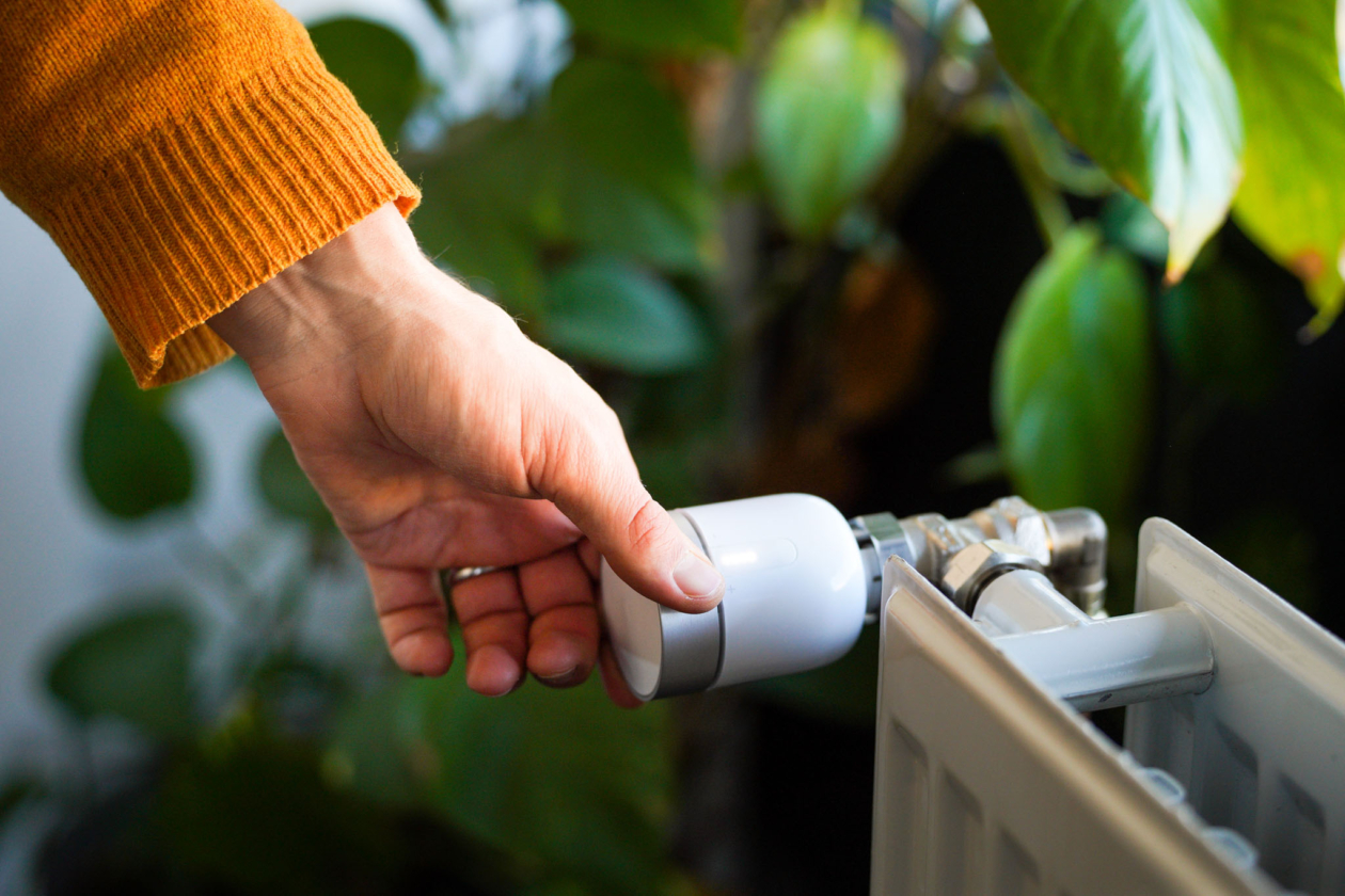 Selbstlernende Heizkörperthermostate können einen großen Teil an CO2-Emissionen einsparen.