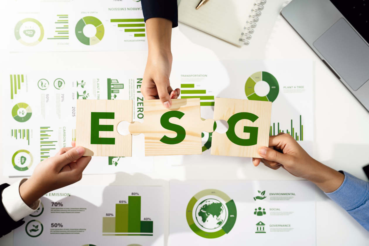 Wie nachhaltig wirtschaftet ein Unternehmen? Dies wird anhand der ESG-Kriterien ermittelt. Zu einem entsprechenden Bericht sind längst nicht alle Unternehmen gesetzlich verpflichtet – doch er kann eine Reihe wirtschaftlicher Vorteile bringen.