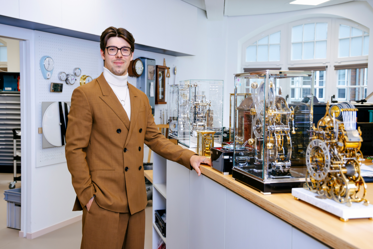 Gemeinsam mit seiner Schwester Chiara repräsentiert Scott Wempe die fünfte Generation der weltweit aktiven Juwelier-Dynastie Gerhard D. Wempe. Der 29-Jährige ist seit 2022 Kommanditist und Co-Head of Business Development des Familienunternehmens.