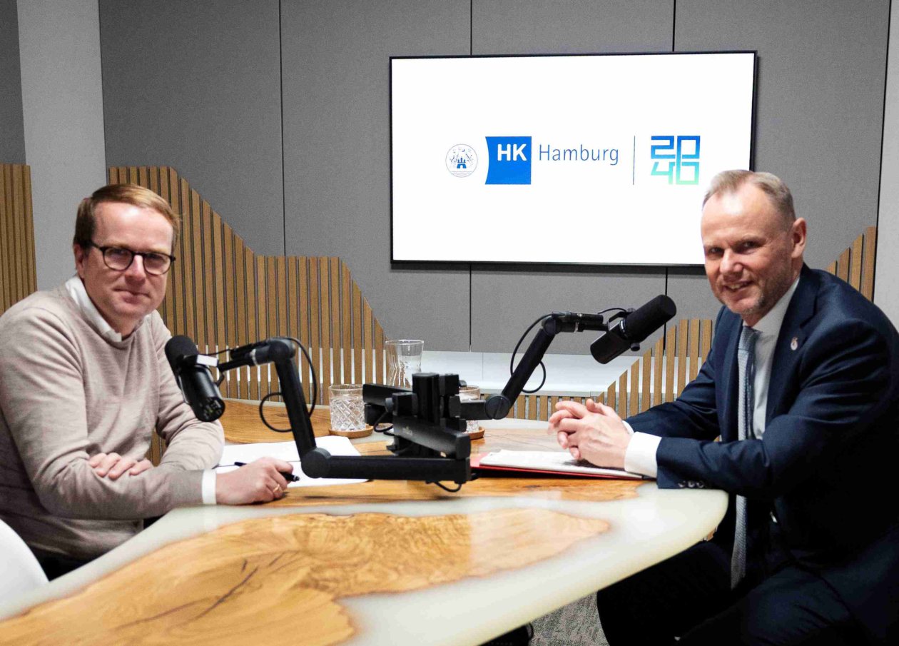 Innen- und Sportsenator Andy Grote (re.) im Gespräch mit Dr. Malte Heyne