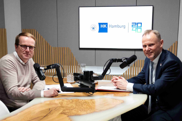 Innen- und Sportsenator Andy Grote (re.) im Gespräch mit Dr. Malte Heyne