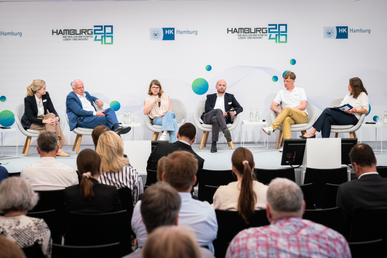 v. li.: Theresa Reifurth (PD – Berater der öffentlichen Hand GmbH und Co-Autorin des Gutachtens „Bündelung im Föderalstaat“ für den Nationalen Normenkontrollrat), Jan Pörksen (Staatsrat und Chef der Senatskanzlei), Julia Bode (Inhaberin des Restaurants „Witwenball“ und Mitglied des DEHOGA-Vorstandes), Carsten Schryver (CEO Schryver Speditions GmbH und Mitglied des Handelskammer-Plenums), Mirco Wolf Wiegert (CEO und Co-Founder fritz-kola GmbH sowie Mitglied des Handelskammer-Plenums), Dr. Miriam Putz (Leiterin des Handelskammer-Bereiches „Innovation und neue Märkte“)