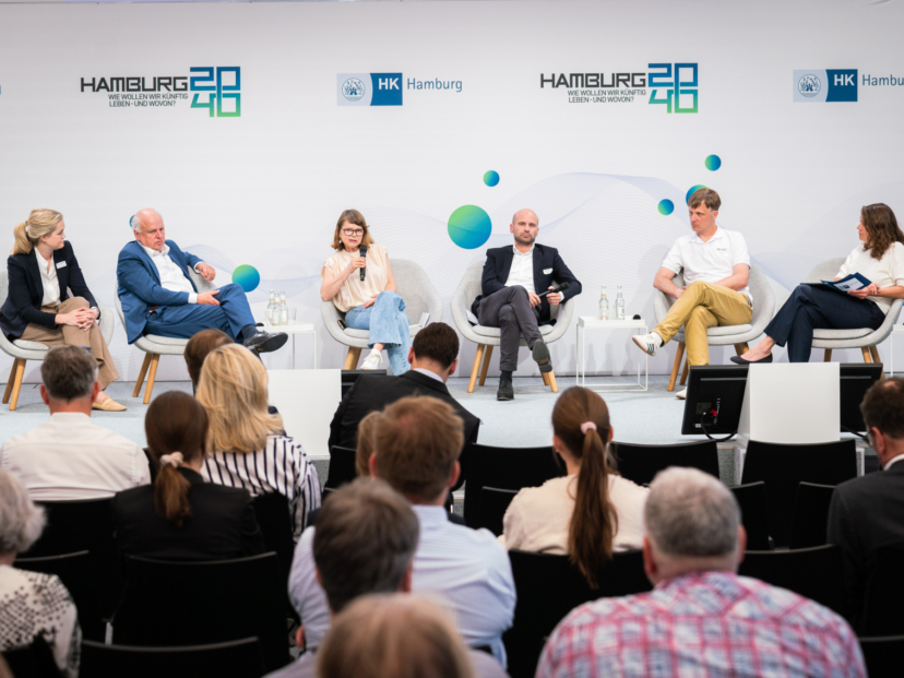 v. li.: Theresa Reifurth (PD – Berater der öffentlichen Hand GmbH und Co-Autorin des Gutachtens „Bündelung im Föderalstaat“ für den Nationalen Normenkontrollrat), Jan Pörksen (Staatsrat und Chef der Senatskanzlei), Julia Bode (Inhaberin des Restaurants „Witwenball“ und Mitglied des DEHOGA-Vorstandes), Carsten Schryver (CEO Schryver Speditions GmbH und Mitglied des Handelskammer-Plenums), Mirco Wolf Wiegert (CEO und Co-Founder fritz-kola GmbH sowie Mitglied des Handelskammer-Plenums), Dr. Miriam Putz (Leiterin des Handelskammer-Bereiches „Innovation und neue Märkte“)