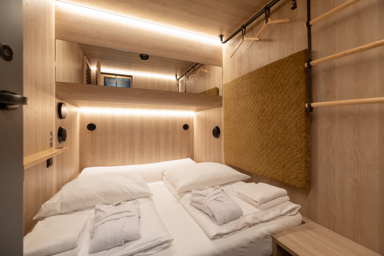 Die Schlafkabinen im „CAB20“ sind geräumiger und komfortabler als herkömmliche Schlafkapseln, wie sie vor allem in Asien weit verbreitet sind. Sie bestehen aus hochwertigen Materialien und zeichnen sich durch Design und Ambiente aus.