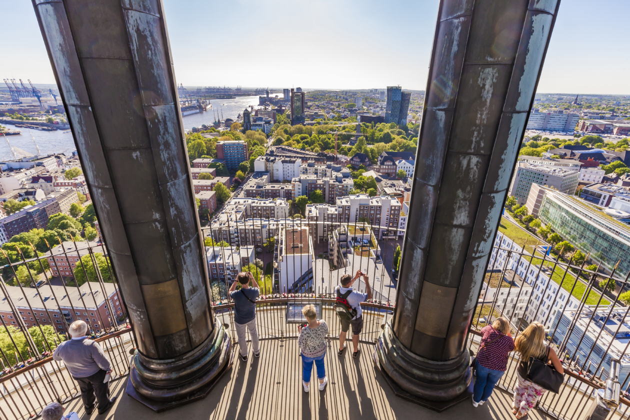 Vom Turm des Hamburger Michel haben die Besucherinnen und Besucher eine weite Sicht über die Stadt.