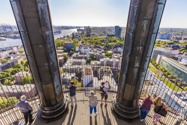 Vom Turm des Hamburger Michel haben die Besucherinnen und Besucher eine weite Sicht über die Stadt.