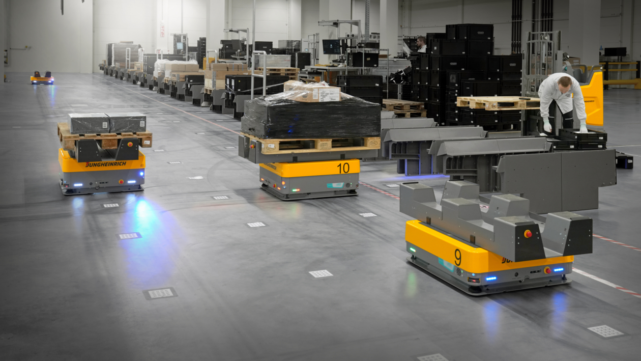 KI in der Logistik: Die „Mobile Robots“ von Jungheinrich automatisieren Lager- und Transportaufgaben – und lassen sich auf Wunsch per Logistics Interface mit weiterer Hardware verbinden, etwa Brandschutztoren.