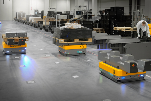 KI in der Logistik: Die „Mobile Robots“ von Jungheinrich automatisieren Lager- und Transportaufgaben – und lassen sich auf Wunsch per Logistics Interface mit weiterer Hardware verbinden, etwa Brandschutztoren.