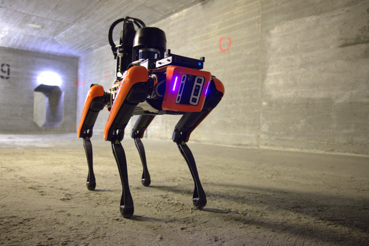 Baldaufs Leuchtturmprojekt ist eine KI-Plattform, an die der Roboterhund „Spot“ über eine Schnittstelle Sensordaten übermittelt. Spot prüft autonom Bauwerke wie die Köhlbrandbrücke mit Thermalscans und kann so beispiels-weise Feuchtstellen im Bet