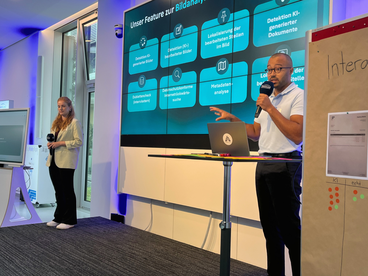 Das Hamburger Start-up VAARHAFT untersützt Versicherungen beim Identifizieren von Bildern, die per KI gefälscht wurden – hier Geschäftsführer Linus Kameni Monkam und Mitgründerin Anne Patzerdi bei einer Präsentation.