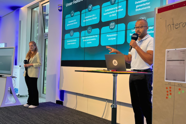 Das Hamburger Start-up VAARHAFT untersützt Versicherungen beim Identifizieren von Bildern, die per KI gefälscht wurden – hier Geschäftsführer Linus Kameni Monkam und Mitgründerin Anne Patzerdi bei einer Präsentation.