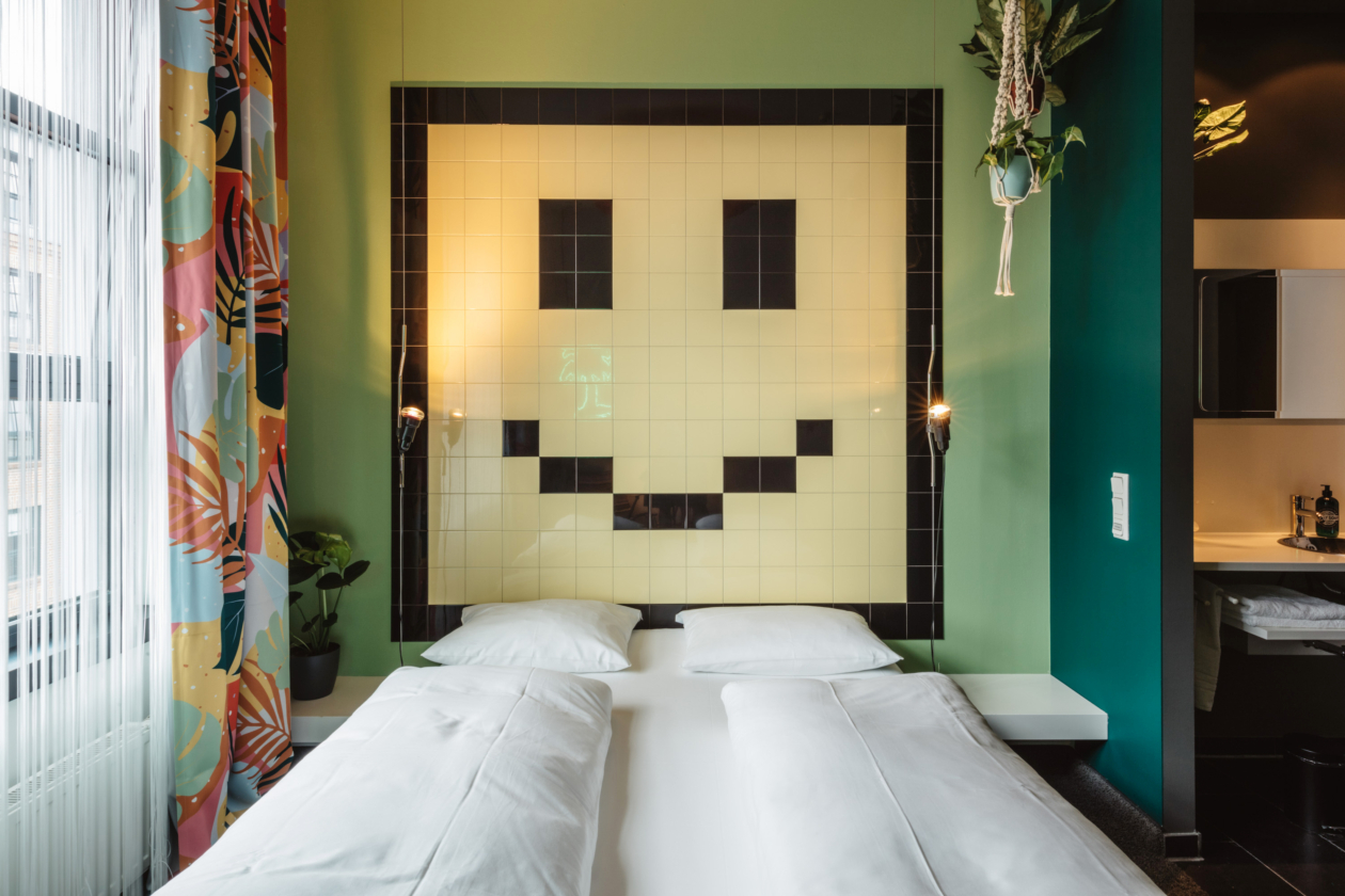 In den „Superbude“-Hotels (hier ein Zimmer in Altona) unterstützt KI die Mitarbeitenden zum Beispiel bei Küchenplanung und internationaler Kommunikation.
