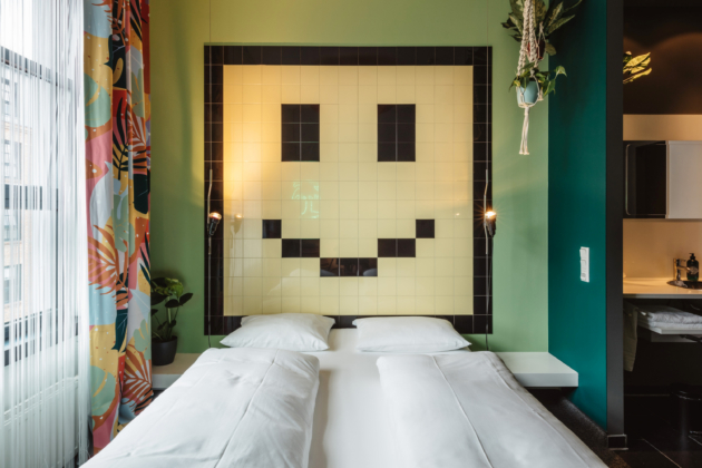 In den „Superbude“-Hotels (hier ein Zimmer in Altona) unterstützt KI die Mitarbeitenden zum Beispiel bei Küchenplanung und internationaler Kommunikation.