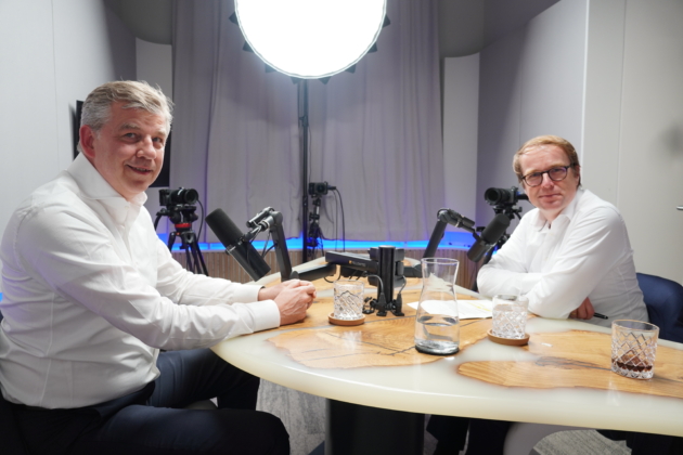 Dr. Malte Heyne (re.) sprach mit Stephan Seifert, CEO der Körber Group, unter anderem über Technologiewandel und Zukunftsmärkte.