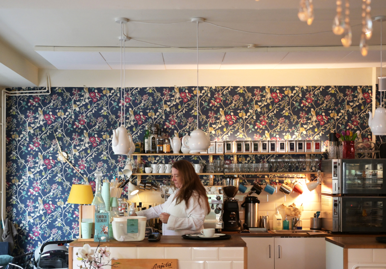 Der Wunsch, ein Café und Bistro wie das „Caspars“ zu eröffnen, kam Britta Gürlich während eines Urlaubes in der Bretagne. Die passenden Räume in Hamburg fand sie in der Jarrestraße in Winterhude.