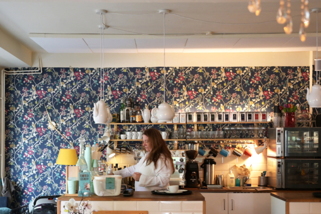 Der Wunsch, ein Café und Bistro wie das „Caspars“ zu eröffnen, kam Britta Gürlich während eines Urlaubes in der Bretagne. Die passenden Räume in Hamburg fand sie in der Jarrestraße in Winterhude.