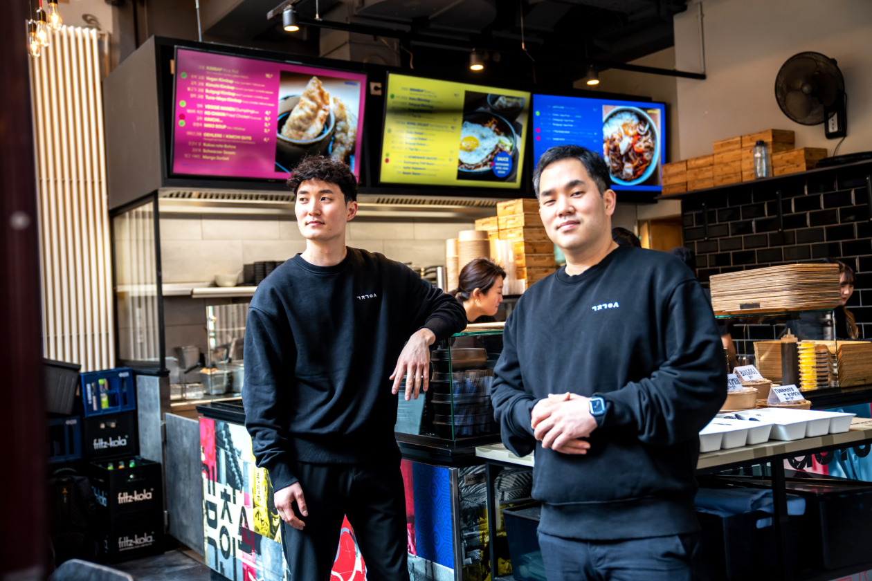 Te-Sung Bak (li.) und Shin Sven Han gründeten die Korea-Restaurants „Kimchi Guys“ in der City (2020) und in Ottensen, das „Won Chikin“ in Eimsbüttel und zuletzt das „Danbi“ in den Stadthöfen – komplett mit Eigenmitteln.