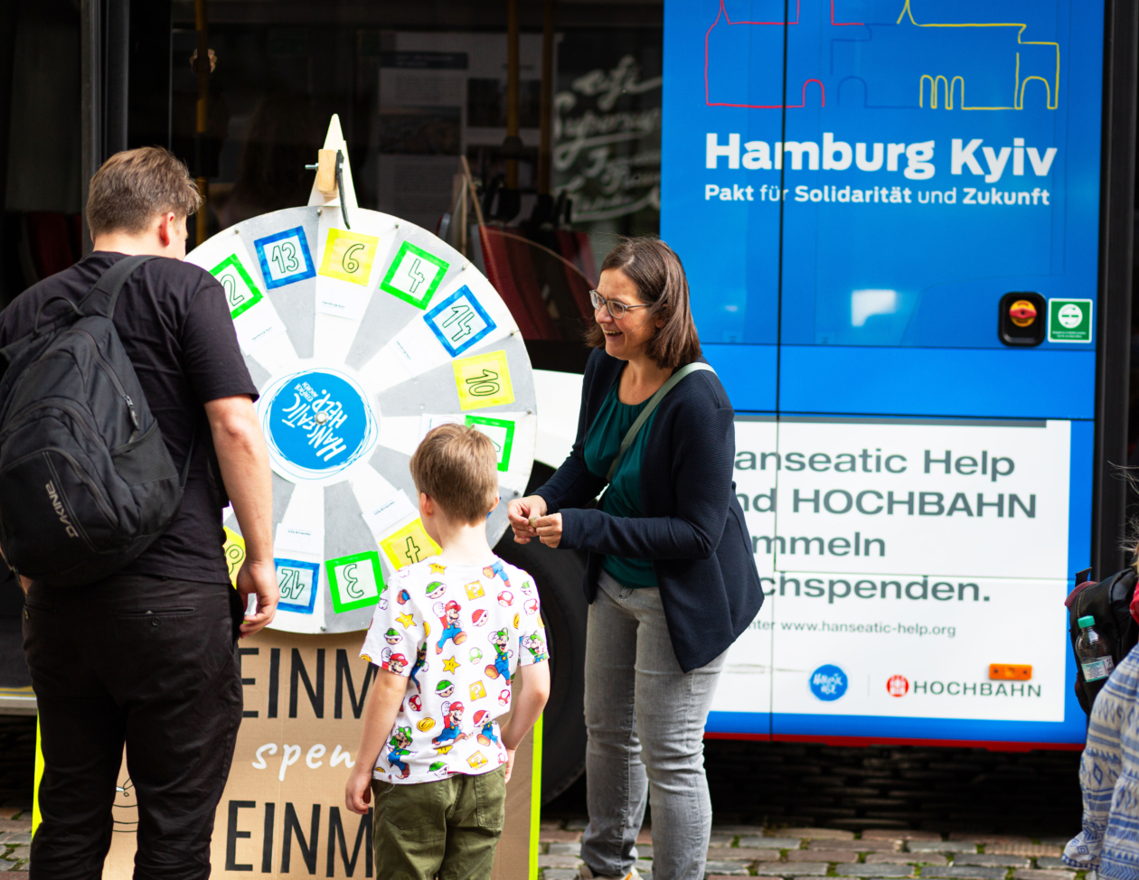 Glücksrad vor dem Städtepakt-Bus der Ukraine-Hilfe beim Hamburger Bürgerfest anlässlich des Tages der Deutschen Einheit im Jahr 2023
