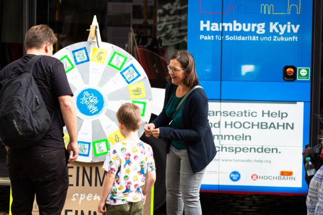 Glücksrad vor dem Städtepakt-Bus der Ukraine-Hilfe beim Hamburger Bürgerfest anlässlich des Tages der Deutschen Einheit im Jahr 2023