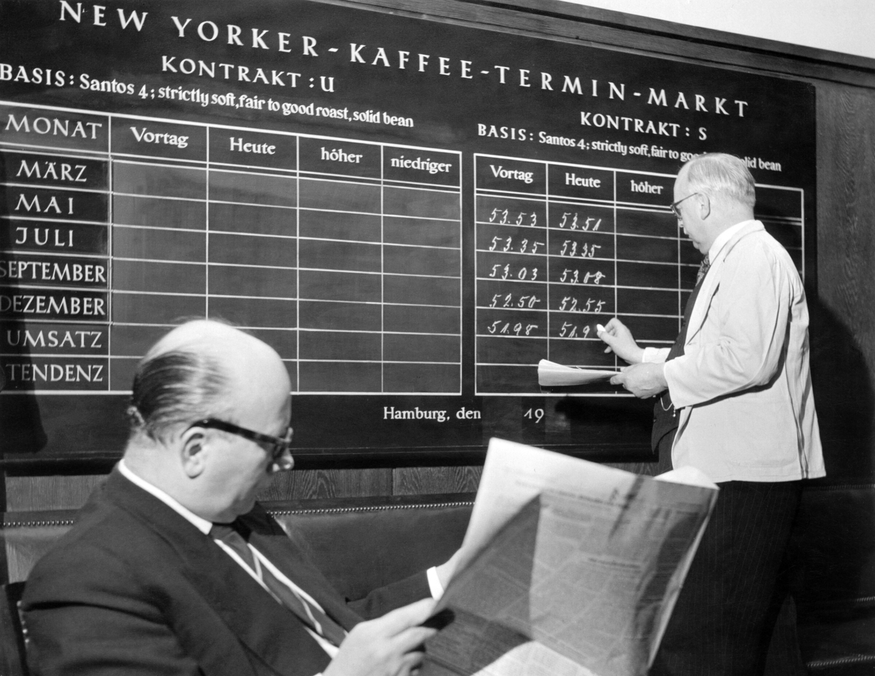 Terminkontrakte an der 1925 wiedereröffneten Hamburger Kaffeebörse: Neben Santos aus Brasilien wurden auch Kaffeebohnen aus Mittelamerika gehandelt.