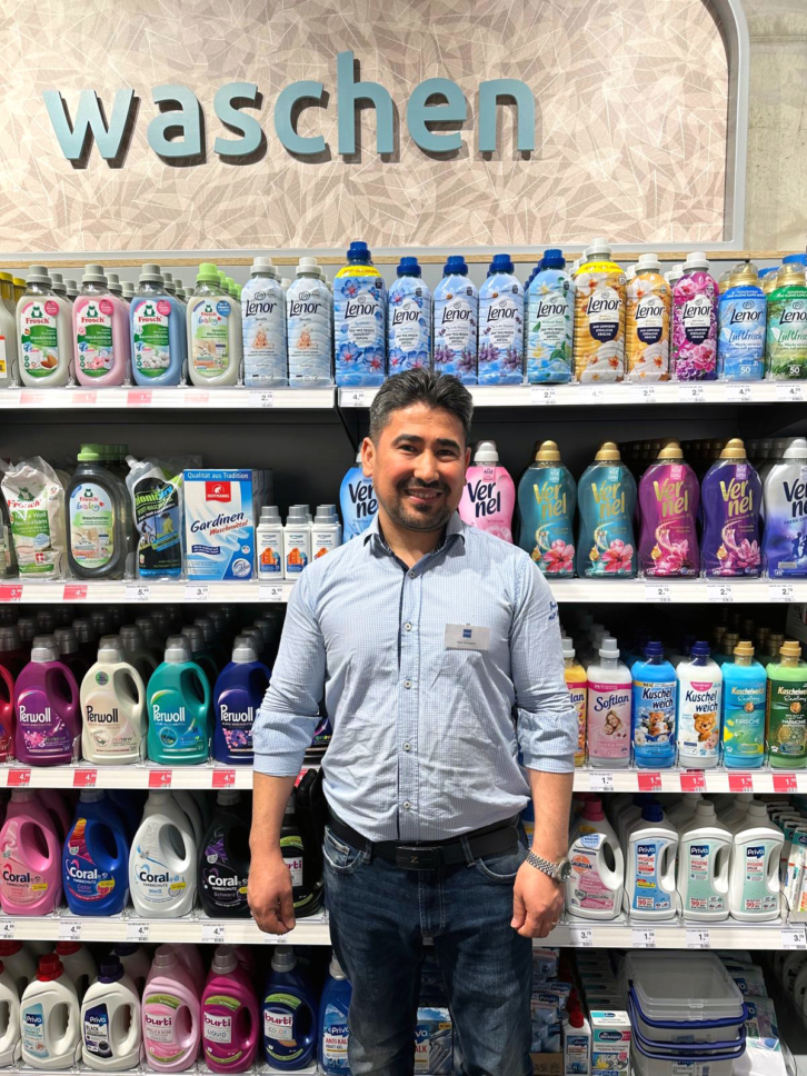 Mohammad Jawad Hussaini (36J), kam aus Afghanistan nach Deutschland, mittlerweile stellvertretende Teamleitung in der budni-Filiale 281 im Überseequartier