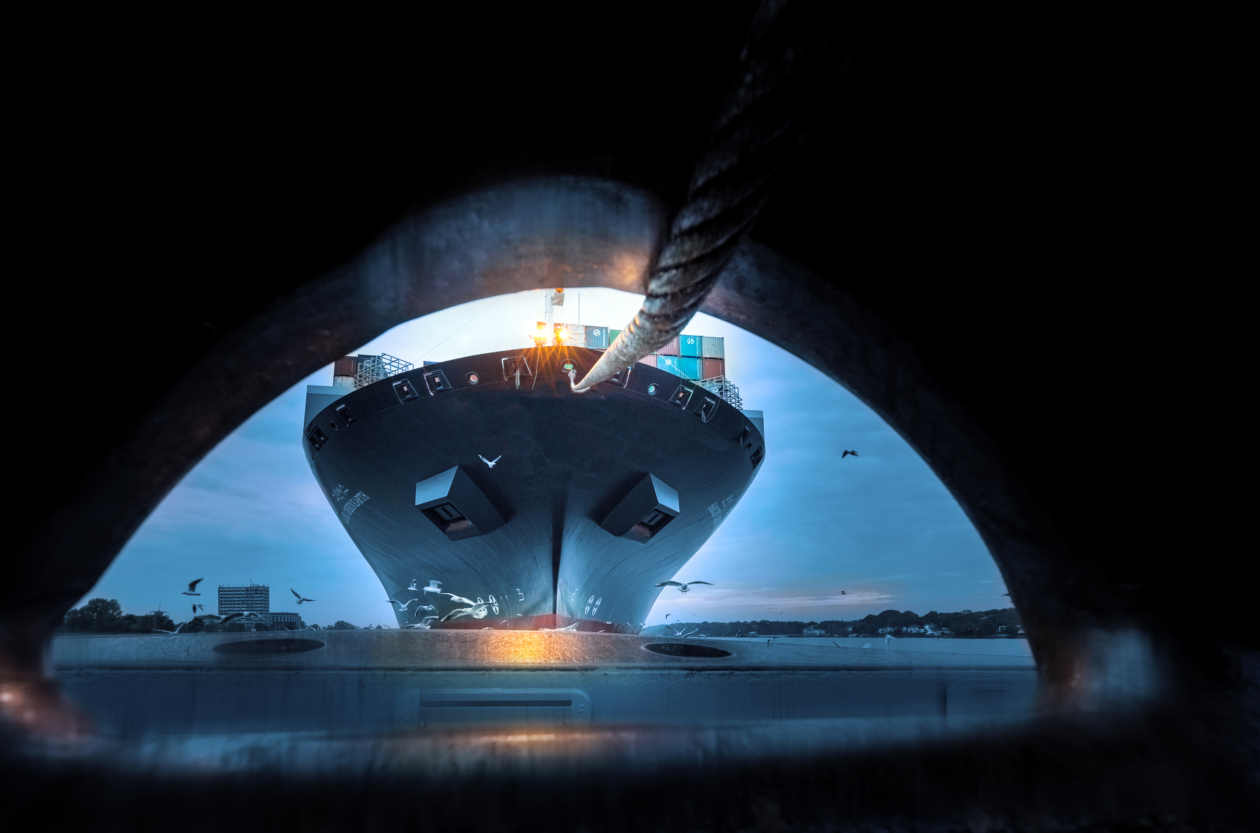Containerschiffe, die im Hamburger Hafen anlegen möchten, benötigen stets einen bemannten Schlepper.