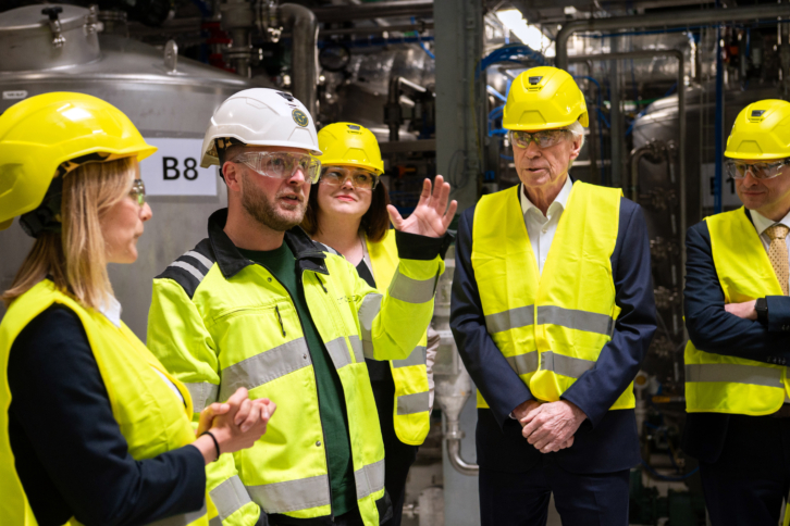 From left to right, Dr. Anne Lamp, Pascal Volkmer (Projektingenieur), Katharina Fegebank, Prof. Dr. Michael Otto, Prof. Dr.-Ing. Andreas Timm-Giel.