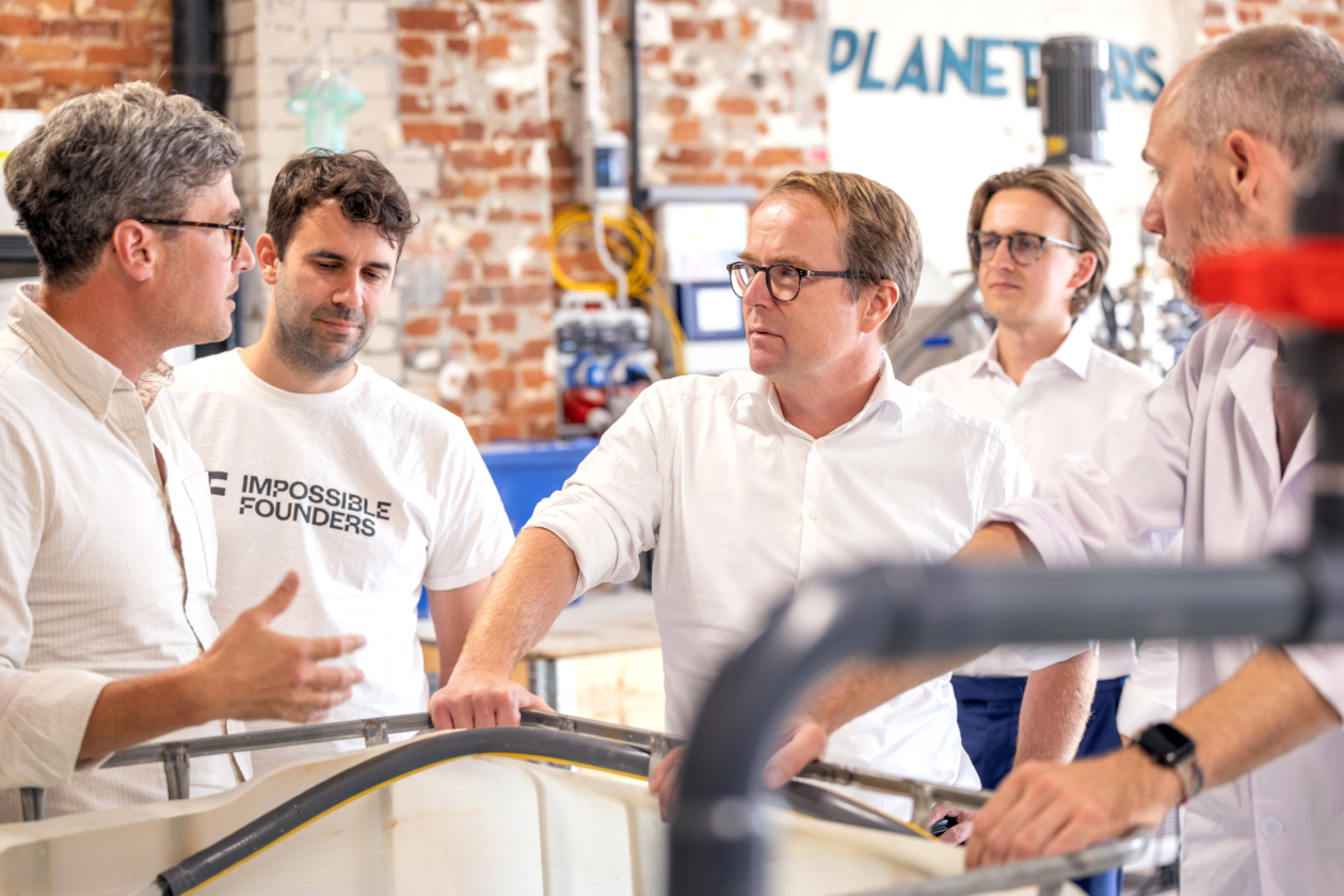 Besuch beim Start-up Planeteers (v. li.): Co-Founder und Geschäftsführer Florian Birner, Andreas Kitzing (Impossible Founders), Handelskammer-Hauptgeschäftsführer Dr. Malte Heyne, Leonard Keck (IFB), Dr. Matthias Kellermann (Science & MRV-Planeteers)